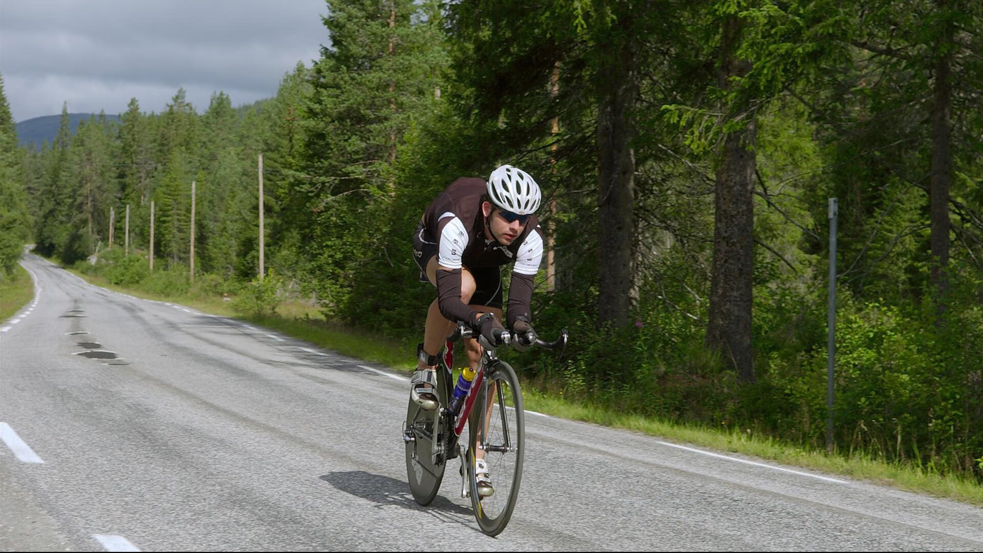 伊朗男篮在亚洲预选赛中奋战，迈向奥运梦想